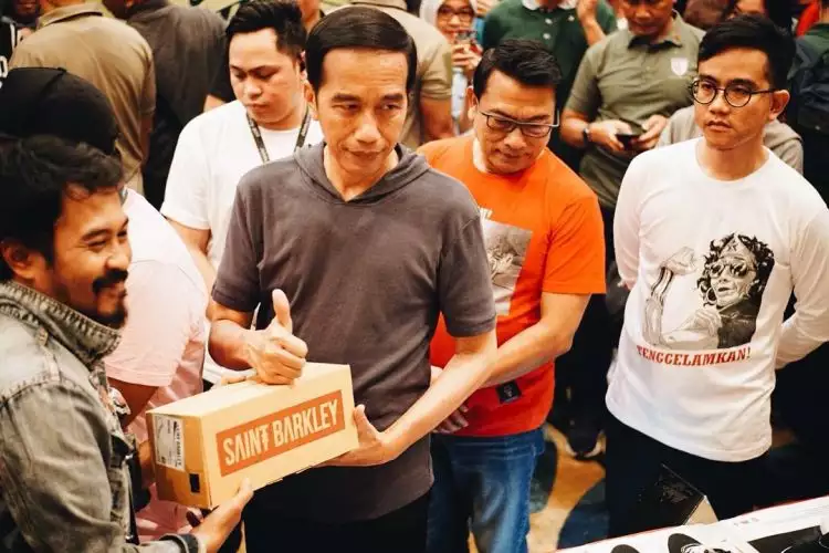 7 Gaya kasual Jokowi di pameran sepatu anak muda, pemimpin zaman now