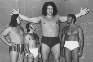 12 Gaya memukau pria bertubuh raksasa, ada yang gendong empat wanita