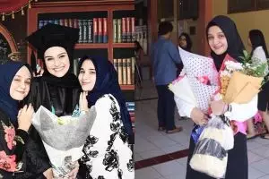 10 Pesona Anisa, adik bungsu Zee Zee Shahab yang cantiknya meneduhkan