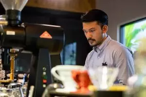 Sama-sama buka kedai kopi, begini gaya 5 seleb saat menyeduh kopi