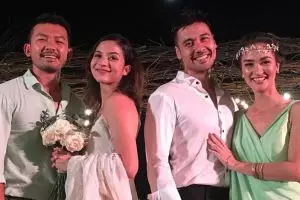 Rio Dewanto & Chicco tukar pasangan saat berfoto, ini reaksi warganet