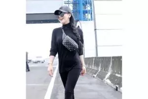 Berpose di tepi jalan tol, Syahrini dibilang warganet cabe-cabean