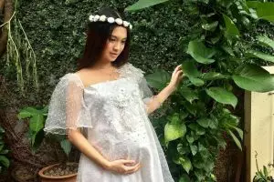 Siap menjadi ibu, ini 10 gaya kece pemotretan maternity Vinessa Inez
