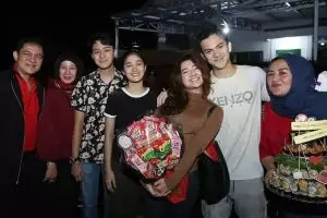 Ulang tahun, 9 momen Riky Nazar diguyur tepung & dipeluk Cut Syifa