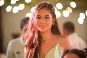 Gaya Wulan Guritno tenteng dan ciumi celana dalam ini bikin heboh