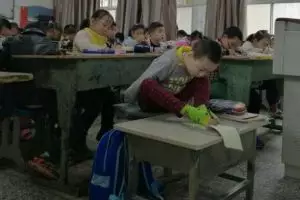 Kisah hidup bocah tunadaksa pakai kaki untuk menulis ini mengharukan