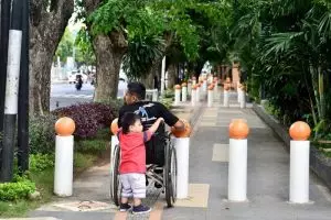 Kursi roda nggak bisa lewat trotoar, ini curhat difabel