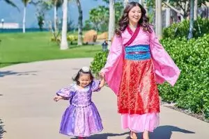 4 Gaya Sarwendah berdiri gendong anak naik kereta komuter, tetap kece