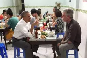 Ingat Obama makan di warung kaki lima ini? Begini kondisi mejanya kini