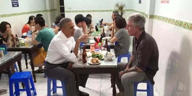 Ingat Obama makan di warung kaki lima ini? Begini kondisi mejanya kini