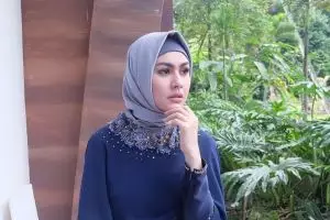 Curhat Kartika Putri, pakai niqab malah dicurigai oleh petugas bandara