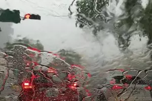 4 Tips berkendara aman saat hujan menurut Rifat Sungkar