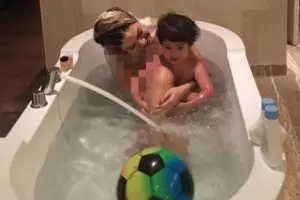 5 Seleb cantik ini pamer mandi bareng anak, ada yang anaknya udah gede