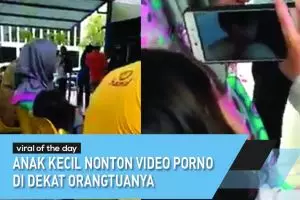 Heboh anak kecil nonton video porno di samping ibunya, duh miris!