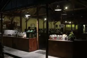Konsepnya mirip kafe, angkringan ini jadi langganan Duta Sheila on 7