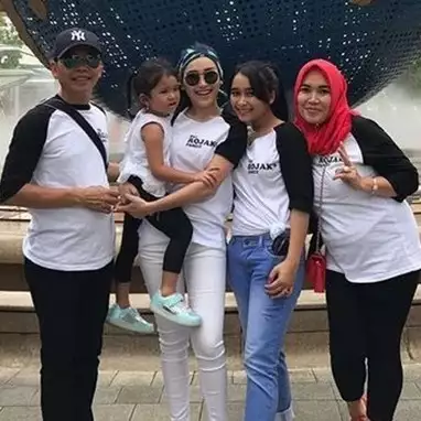 Posting foto keluarga, busana yang dipakai Ayu Ting Ting jadi sorotan