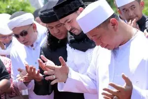 Dihadiri banyak ustaz, ini 7 suasana duka pemakaman istri kedua Opick