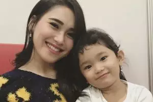 Gaya 5 anak artis saat bersekolah, putri Ayu Ting Ting juara nyanyi