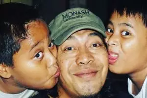 10 Gaya kocak anak kembar Komeng, warisi bakat ngelawak ayahnya nih