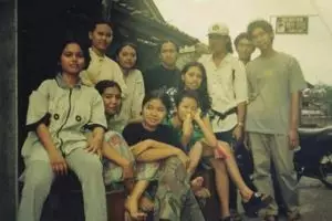 Satu dari 11 orang desa di foto jadul ini sekarang artis top, hebat