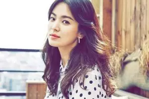 Tak umbar keseksian, 7 gaya Song Hye-kyo ini justru memesona