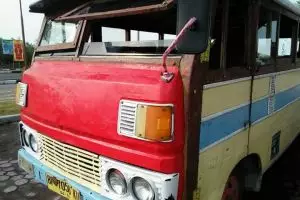Menengok keunikan Bas Kayu, kendaraan umum bersejarah di Riau
