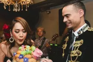 Bikin heboh, Ari Lasso cium bibir Ashraf di pesta ulang tahun BCL