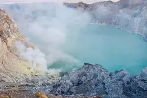 200 Warga mengungsi karena gas beracun Kawah Ijen