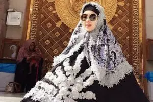 Tajir tapi tak pelit, ini 5 aksi mulia Syahrini berbagi dengan sesama