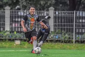 8 Aksi lincah Judika bermain bola ini bak atlet profesional