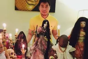 Bikin merinding, ini 7 potret koleksi boneka mistis milik Roy Kiyoshi