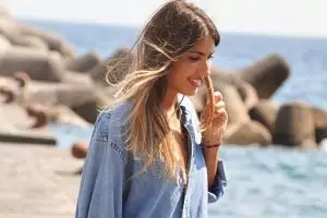 Ke pantai pakai denim, 7 inspirasi gaya ini bikin kamu tetap fotojenik