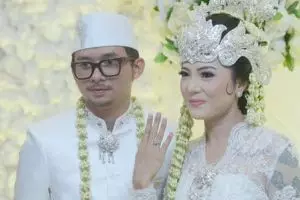 Sah! Ini 10 momen bahagia pernikahan Poppy Sovia dan Ahmad Gussaoki