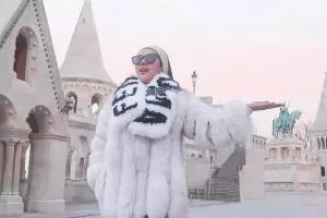 Harga 10 mantel bulu Syahrini yang tuai perdebatan, gaji menteri kalah