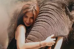 5 Potret Jessica Iskandar berpose dengan gajah, tetep sensual