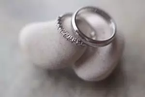 Pakai cincin sudah biasa, ini 5 potret cara unik melamar kekasih