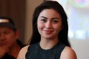 Momen Ariel Tatum tampil menggoda tanpa makeup, cuma berbalut handuk!