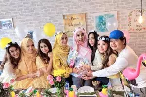 7 Momen seru baby shower Fairuz A Rafiq, penuh warna nuansa tropical