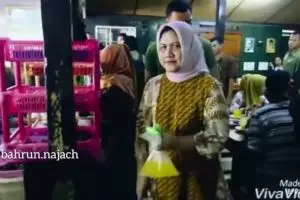 Iriana Jokowi terciduk tenteng minuman di plastik di warung makan