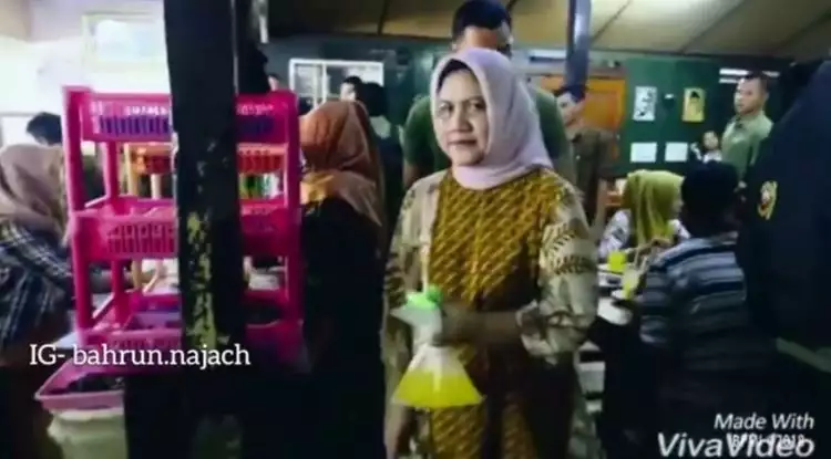 Iriana Jokowi terciduk tenteng minuman di plastik di warung makan