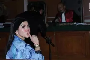 Bersaksi di sidang First Travel, Syahrini kenakan outfit Rp 12 M lebih