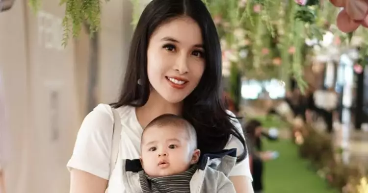 Potret imut bayi Sandra Dewi usai divaksin, tetap ceria menggemaskan
