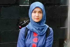 10 Penampilan Dea Imut berbalut hijab, pesonanya bikin hati teduh
