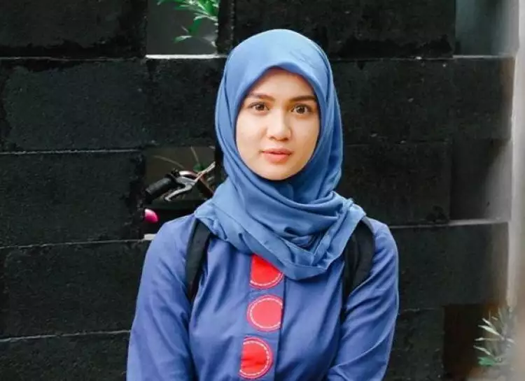 10 Penampilan Dea Imut berbalut hijab, pesonanya bikin hati teduh