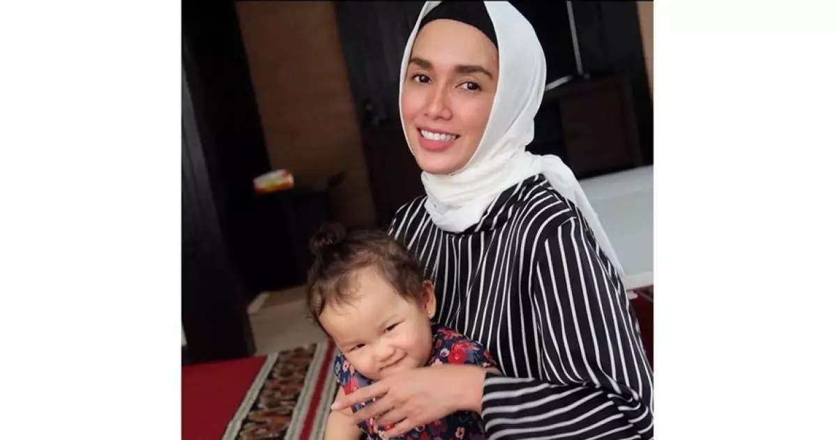 Pamer foto kenakan hijab, Ussy Sulistiawaty banjir pujian selangit