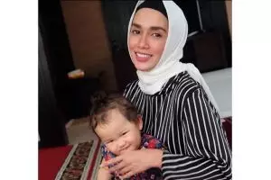 Pamer foto kenakan hijab, Ussy Sulistiawaty banjir pujian selangit