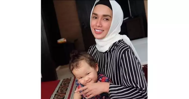Pamer foto kenakan hijab, Ussy Sulistiawaty banjir pujian selangit