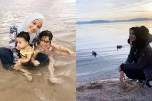 Gaya 7 seleb berhijab main air laut di pantai, pesonanya bikin adem