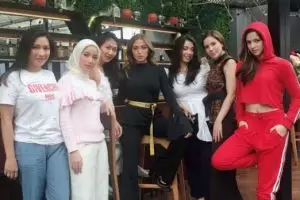 5 Pemotretan terbaru Chaca Fredrica berhijab bareng Girl Squad