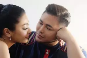 10 Potret kedekatan Ivan Gunawan dengan model Thailand, pacaran nih? 